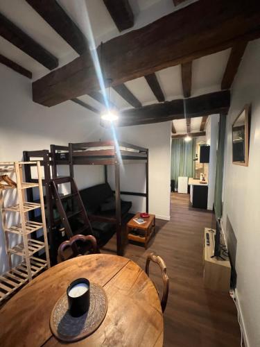 洛什studio 4pers. centre de Loches的客房设有一张桌子和一张双层床。