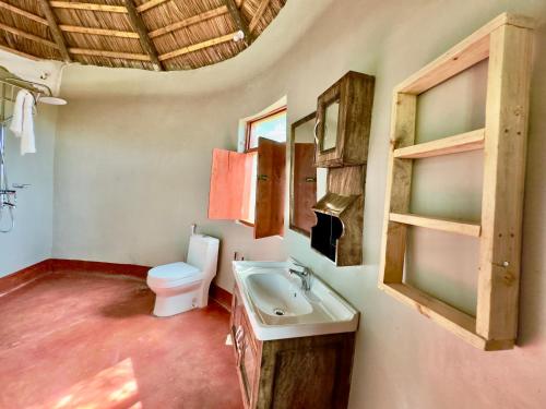 MakuyuniMaasai Eco Boma & Lodge - Experience Maasai Culture的一间带卫生间和水槽的浴室