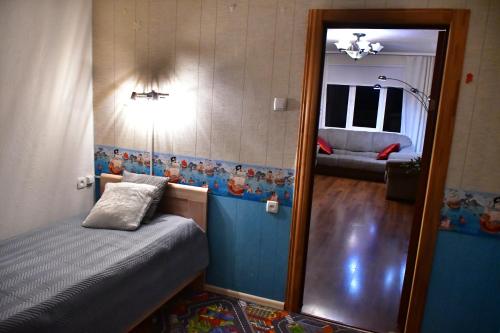 叶卡布皮尔斯Comfortable 4-Room Apartments in Jekabpils的一间带镜子和床的小卧室