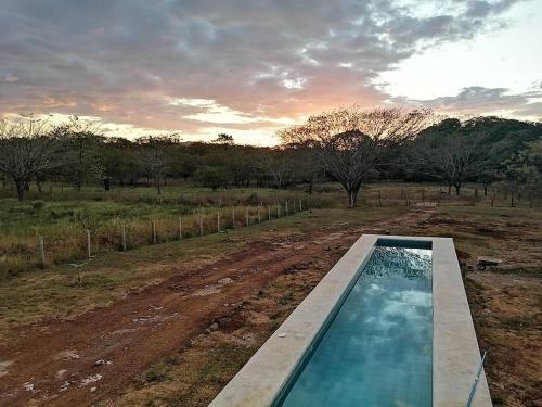 巴希利托Maison autonome en bois, à Brasilito的泥地中央的游泳池