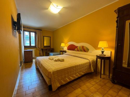 巴尼奥迪罗马涅Albergo Roma的黄色间内一间卧室,配有一张床
