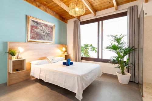 阿罗纳Villa Neon Tenerife的卧室设有白色的床和大窗户
