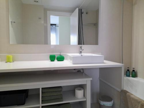 埃斯塔蒂特Apartamento Lliris Sol的浴室设有白色水槽和镜子