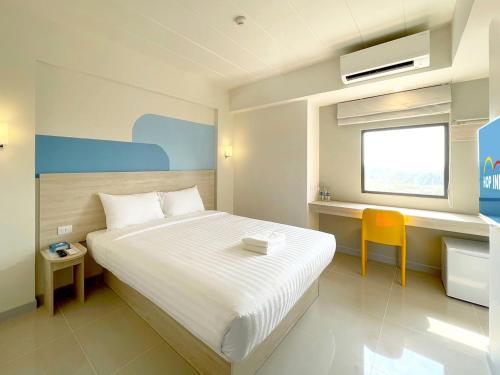 大城Hop Inn Ayutthaya的一间小卧室,配有床和窗户