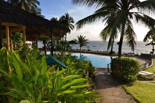 迪亚尼海滩保巴博温泉海滩度假酒店的海滨度假胜地,设有游泳池