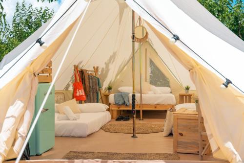 巴尔多维尼奥Kampaoh Lagoa的一间卧室配有带两张床的帐篷