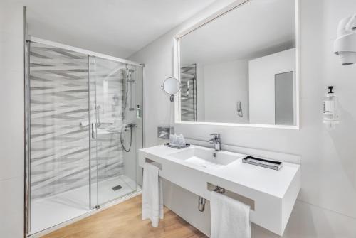 阿雷西费兰斯洛特酒店的带淋浴和盥洗盆的白色浴室