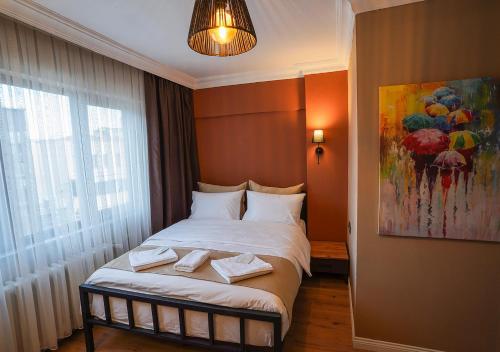 伊斯坦布尔THE BEYBÛN HOTEL的一间卧室配有一张壁画床