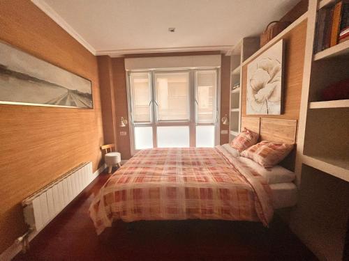 雷凯蒂奥Ideal Parejas的一间卧室设有一张床和一个大窗户