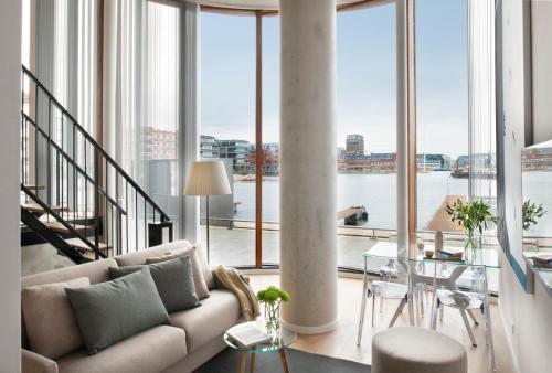 阿姆斯特丹Eric Vökel Boutique Apartments - Riverfront Suites的客厅配有沙发和桌子