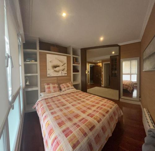 雷凯蒂奥Ideal Parejas的一间卧室配有一张床和一面大镜子