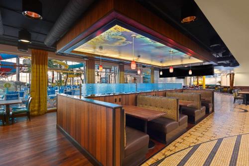 拉皮德城拉皮德城拉金塔旅馆及套房的餐厅设有酒吧,配有桌椅