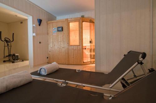 弗森多夫贝斯特韦斯特斯玛特酒店的一间健身房,里面装有跑步机
