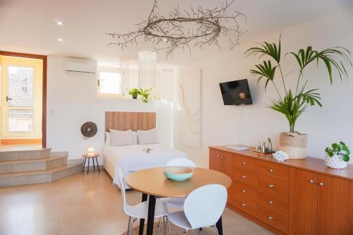 卡斯特罗·德波利亚斯Costa Brava acollidor apartament amb gran terrassa per a 3 persones的卧室配有一张床和一张桌子及椅子