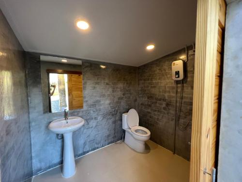 董里Pang Long Chao resort的一间带卫生间和水槽的浴室