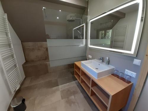 TurnauRomantik Chalet Pretalhof的一间带水槽和镜子的浴室