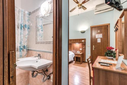 罗马阿尔塔维拉酒店的一间带水槽的浴室和一间卧室