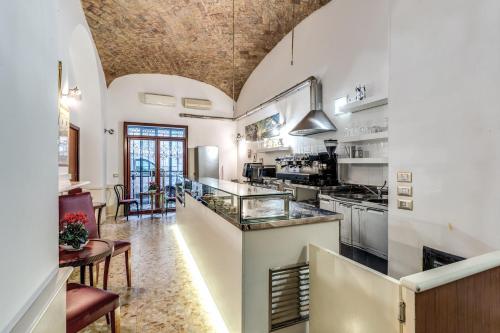 罗马阿尔塔维拉酒店的厨房拥有白色的墙壁和天花板