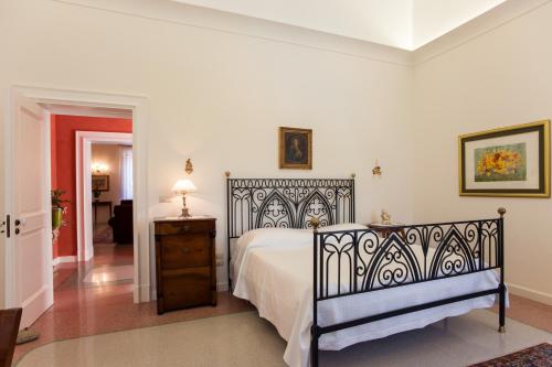 加拉蒂纳Villa Maxima Privacy and Pool - Happy Rentals的一间卧室配有一张床和一张带台灯的桌子