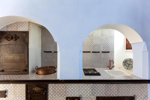 加拉蒂纳Villa Maxima Privacy and Pool - Happy Rentals的厨房配有水槽和镜子