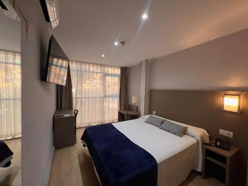 贝尼多姆Hotel Montesol Benidorm的一间卧室设有一张床和一个大窗户