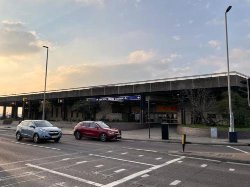 Heathrow Airport 10 mins drive l FREE SECURE PARKING l Tiny House with Courtyard