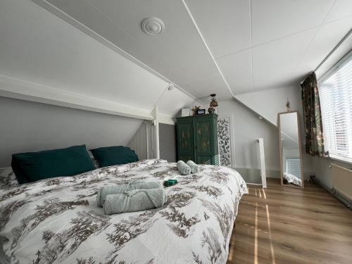 诺德韦克Tiny Beachhouse Noordwijk的一间卧室,卧室内配有一张大床