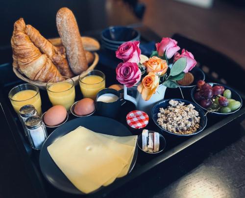 阿姆斯特丹阿姆斯特丹王子酒店的桌上的早餐食品托盘