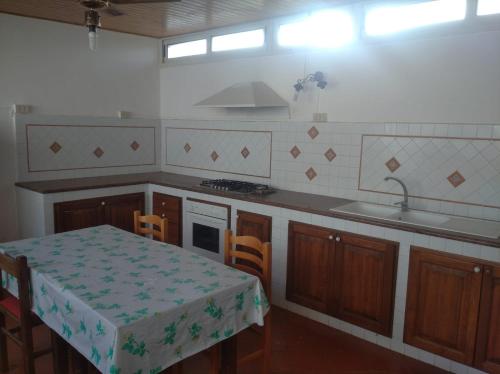 奇尼斯B&B vacanze Mille Colori的厨房配有桌子、水槽和炉灶。