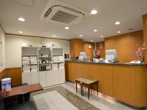 名古屋Nagoya Sakae Green Hotel的医院里带柜台的等候室