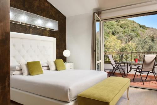 特雷维尼亚诺罗马诺Hotel Recostano Residence的一间带大床的卧室和一个阳台