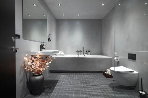哥本哈根CPH Hotel的带浴缸、卫生间和盥洗盆的浴室
