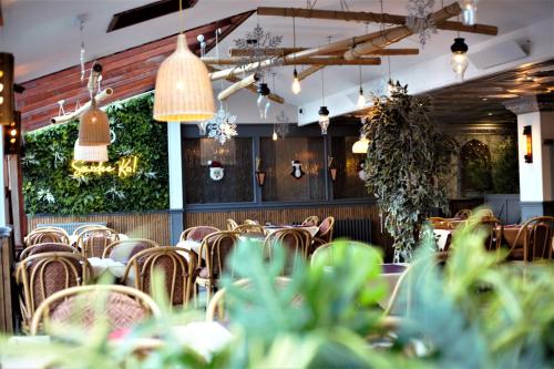 霍顿利斯普林海菲尔德酒店的用餐室配有桌椅和植物