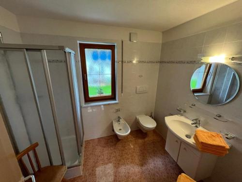 Lappago伦泽霍夫农家乐的浴室配有盥洗池、卫生间和镜子。