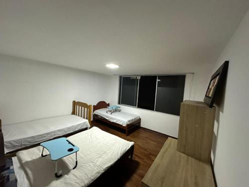 利马4 a mas的客房设有两张床和窗户。