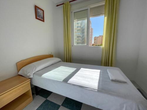 奥罗佩萨德尔马Apartamentos Bonaire 3000的一间卧室设有一张床和一个窗口