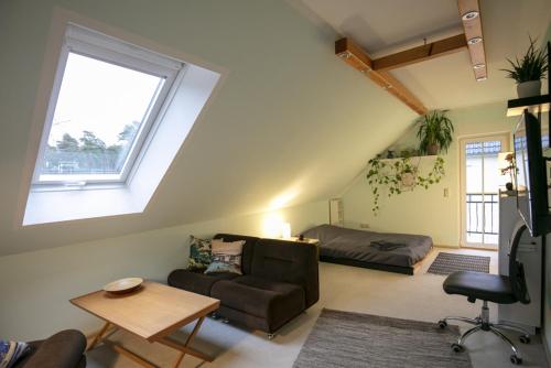 HohenfließThe House Stiller Grund的带沙发和窗户的客厅