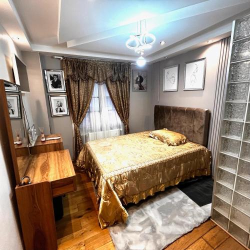 安纳马斯Elegancia del JJM的一间卧室配有一张床和一张桌子