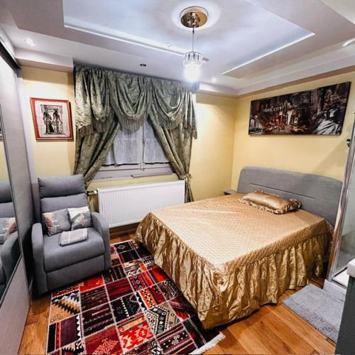 安纳马斯Elegancia del JJM的卧室配有床、椅子和窗户。