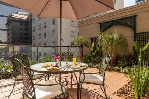 圣保罗圣保罗波尔图湾酒店的露台上的桌椅和遮阳伞
