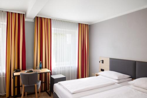 汉堡汉堡市中心酒店的酒店客房配有一张床、一张书桌