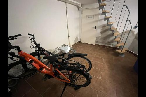 帕绍Apartment Altstadt Passau的一辆橘子自行车停在一个有楼梯的房间