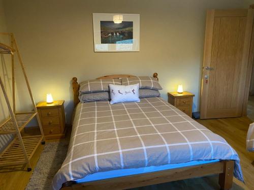 ToleBellfield. Skeabost bridge的一间卧室配有一张带2个床头柜和2个蜡烛的床。