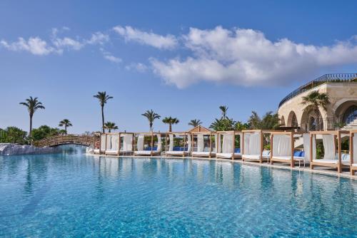 科林比亚Atlantica Imperial Resort - Adults Only的棕榈树度假村的游泳池