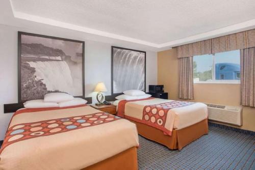 威廉斯维尔FairBridge Inn Express Buffalo Airport Williamsville的酒店客房设有两张床和窗户。