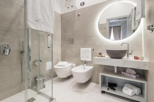 利帕里Lipari Suite B&B的一间带卫生间、水槽和镜子的浴室