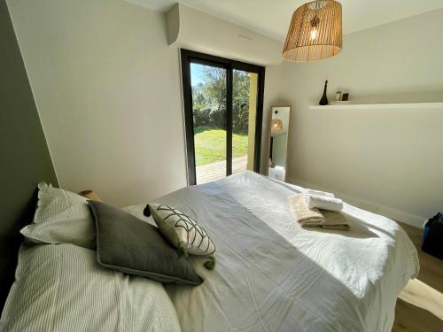 塞尼奥斯Villa Patio à 800 m de la plage的卧室配有一张大白色床和窗户
