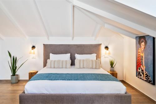 LuzitValley Suites的阁楼卧室配有一张特大号床