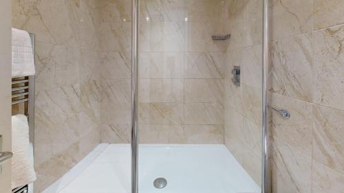 梅登黑德CIM Business Centre的浴室里设有玻璃门淋浴