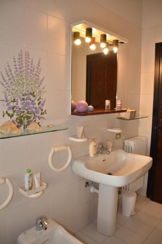 Piobesi dʼAlbaCasa Framama的白色的浴室设有水槽和镜子